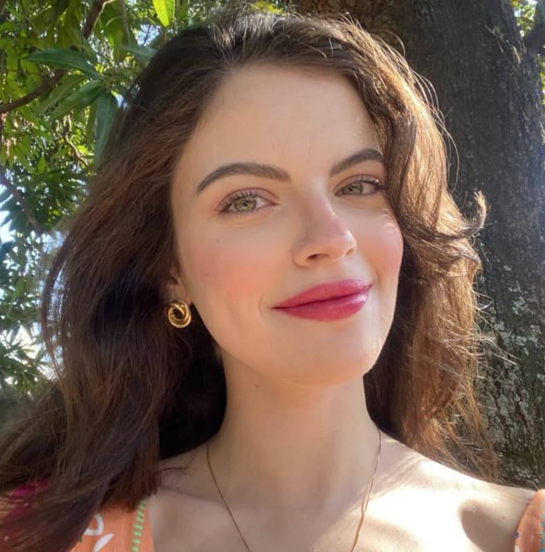 Luana Britto - Designer da equipe PitStop Digital especializada em identidade visual e design de landing pages